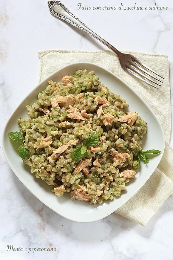 Farro con crema di zucchine e salmone