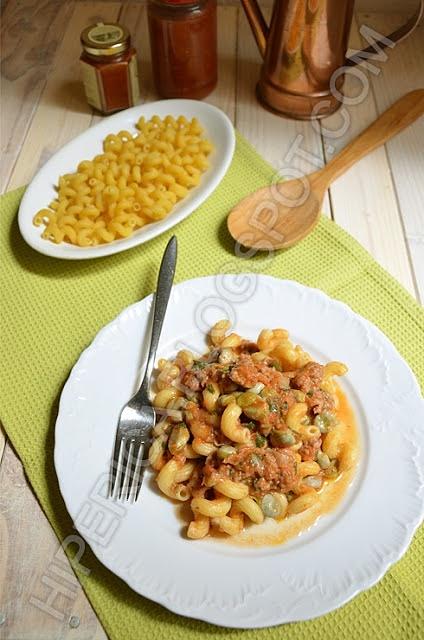 Pasta con fave e salsiccia: przepis na makaron z fasolą i kiełbasą