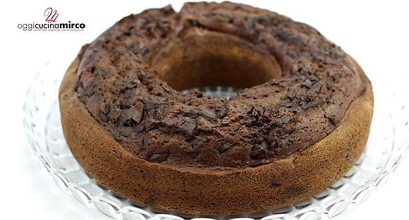 Ciambellone al cacao e cioccolato, dolce per colazione e merenda