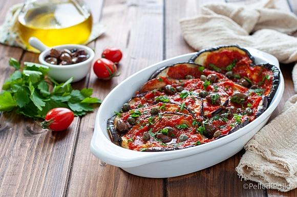 Melanzane al forno con sugo di pomodoro e olive