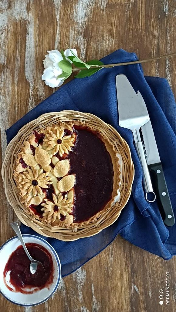Crostata alla frutta con intreccio e fiori
