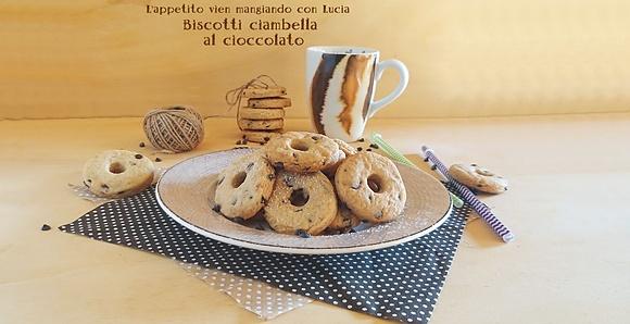 Biscotti ciambella al cioccolato senza uova e yogurt