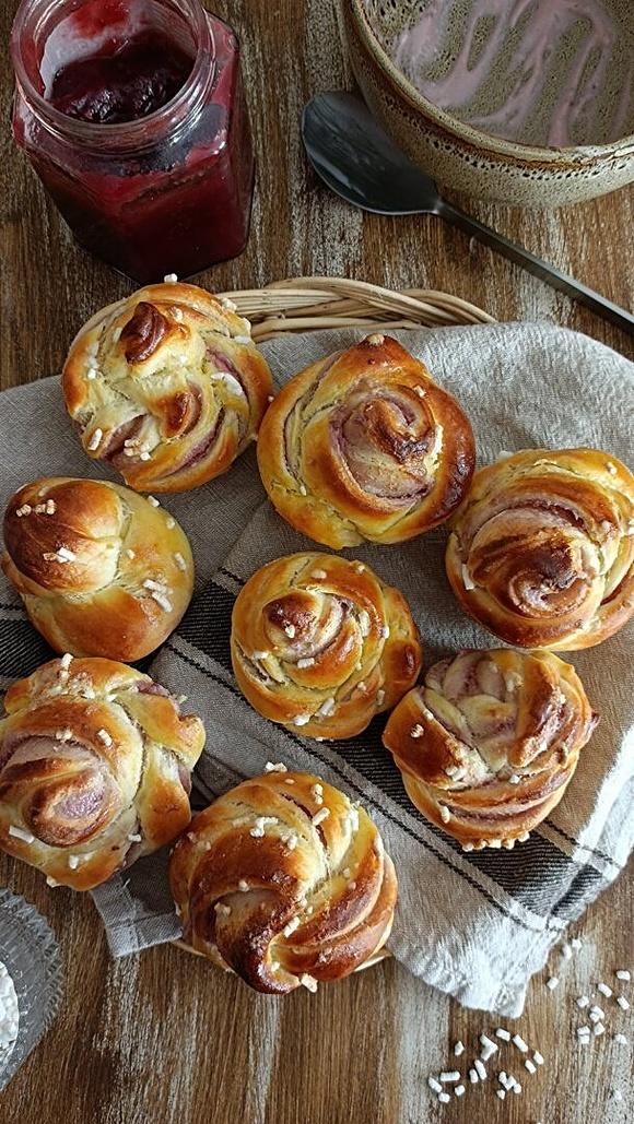 Brioches con crema al lampone