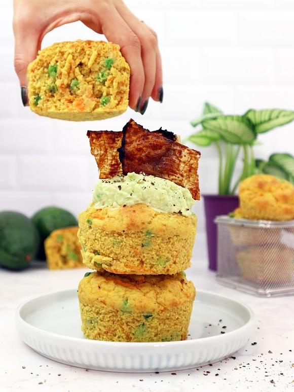 Muffin salati vegani con crema di avocado e bacon
