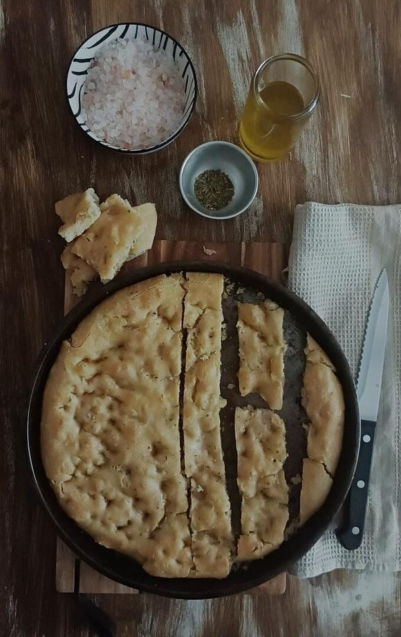 Focaccia al timo e sale rosa