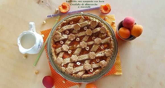 Crostata alle albicocche e nocciole