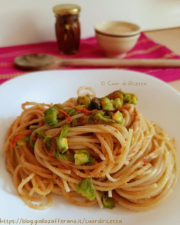 Spaghetti con fiori di zucca e alici