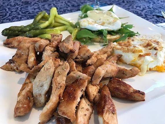 Pollo alla piastra al rosmarino con uova, asparagi verdi e gallette con rucola e tomino