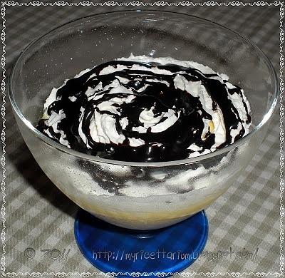 Coppette con crema, panna e topping al cioccolato