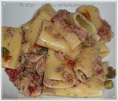 Paccheri freddi con tonno, patè di olive e pomodori secchi