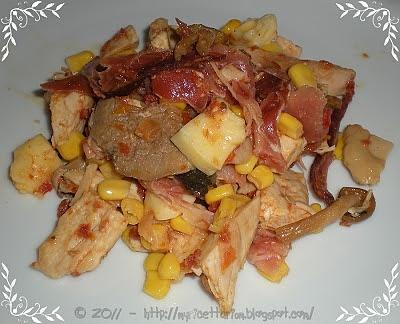Insalata di pollo con funghi, speck e caciotta