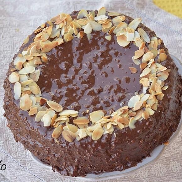 Torta di mandorle all'olio d'oliva con ganache al cioccolato