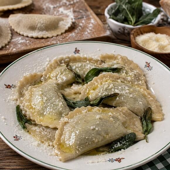 Schlutzkrapfen fatti in casa al burro e salvia