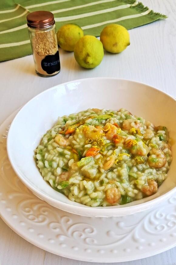 Risotto con zucchine, fiori di zucca, gamberetti, zenzero e limone