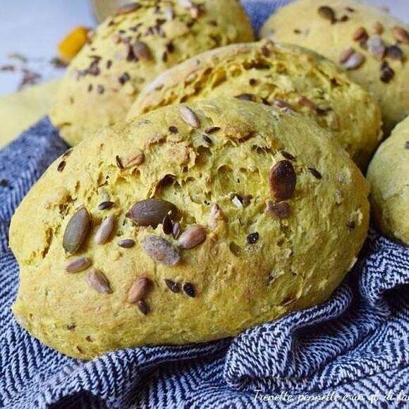 Panini alla curcuma e semi misti con lievito madre soffici e profumati