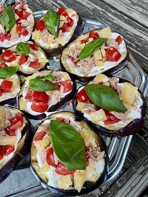 Melanzane grigliate con formaggio, tonno e pomodorini: antipasto estivo facile
