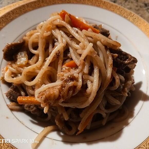 Spaghetti con carne e verdure