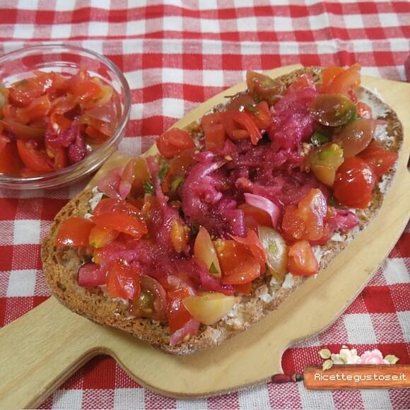Freselle con pomodori, cipolla rossa e coriandolo boliviano