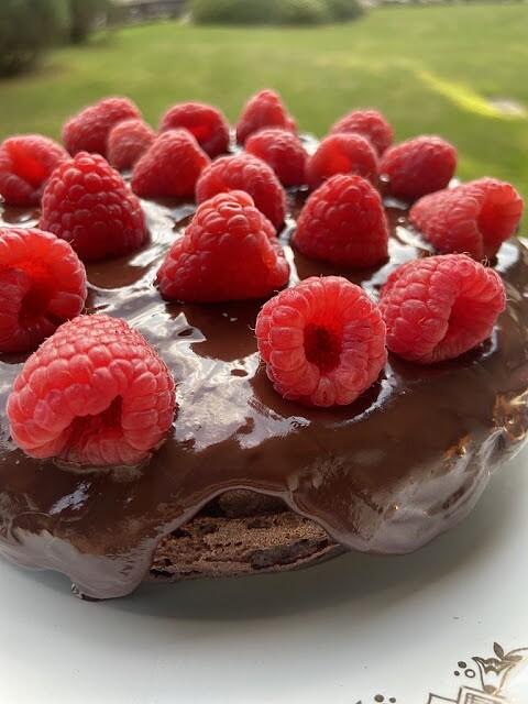 Torta al cioccolato e avocado con ganache fondente e lamponi