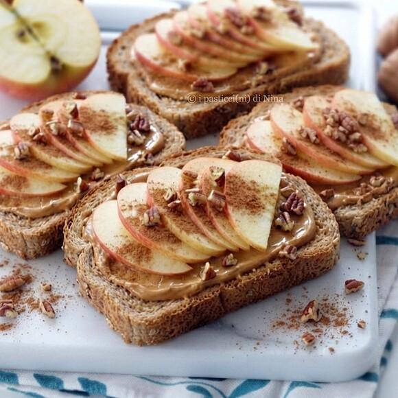 Toast dolce con burro d'arachidi, mela e cannella