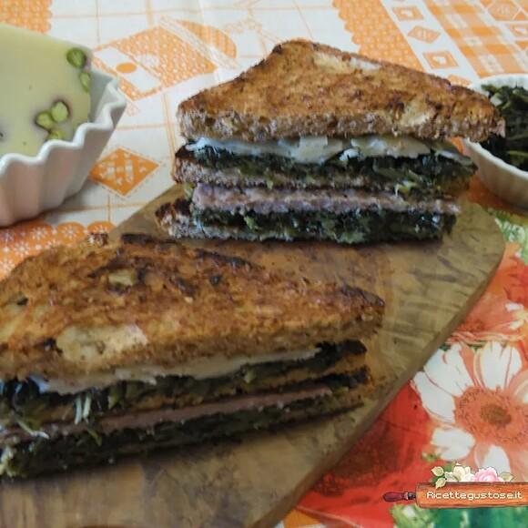 Panino con cicoria, salsiccia e pecorino