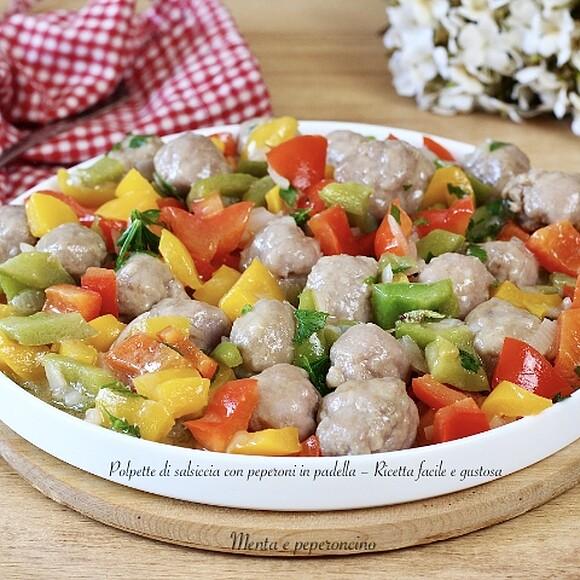 Polpette di salsiccia con peperoni in padella: ricetta facile e gustosa