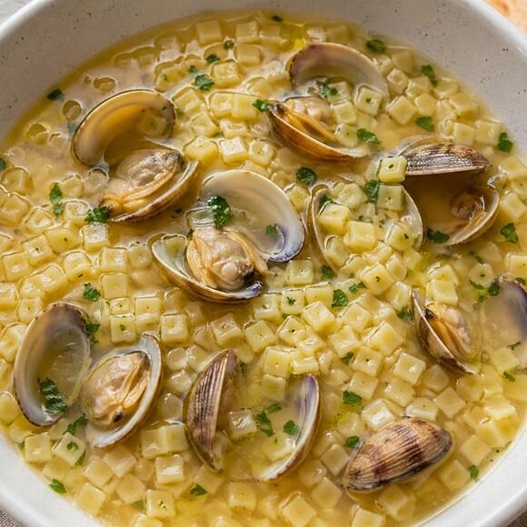 Quadrettini in brodo con le vongole