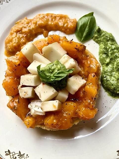 Couscous senza glutine con albicocche, formaggio al peperoncino e doppia salsa