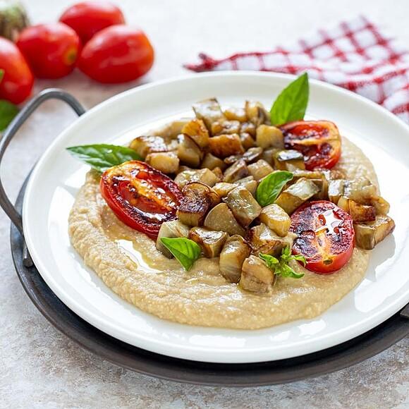 Hummus con melanzane e pomodori arrostiti