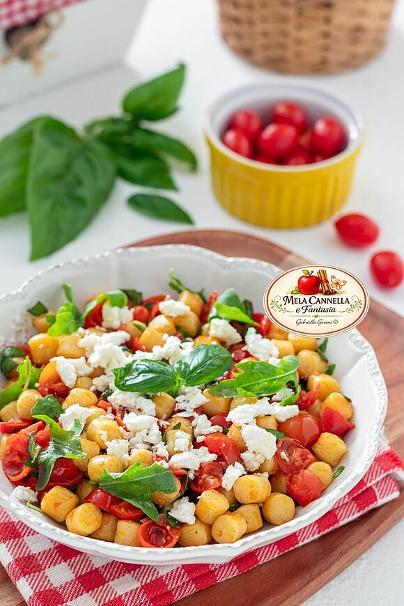Insalata di gnocchi in friggitrice ad aria croccanti e saporiti