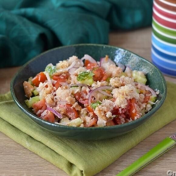 Panzanella Toscana tradizionale senza cottura per l'estate