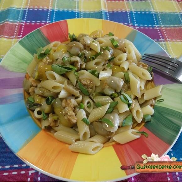 Pasta con melanzane, pecorino e noci