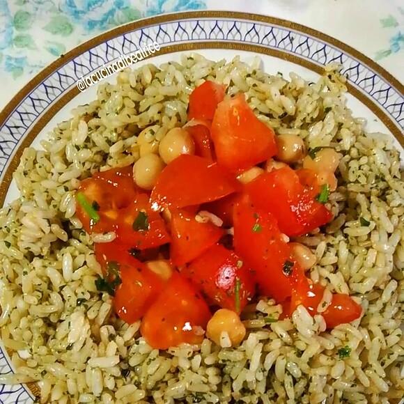 Insalata di riso integrale con ceci e pomodori