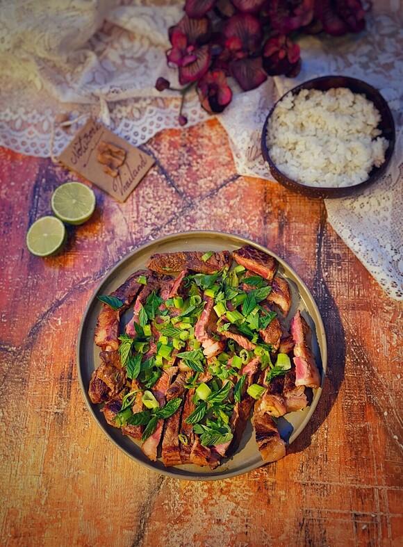 Nam Tok Neua: l’insalata di manzo thai con riso tostato e erbe