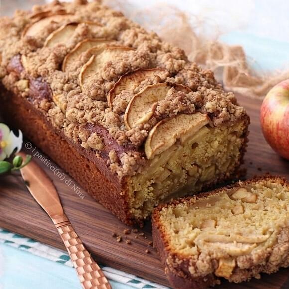 Plumcake alle mele con crumble croccante