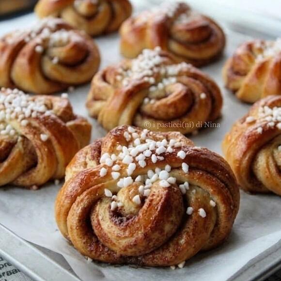 Kanelbullar: girelle intrecciate alla cannella