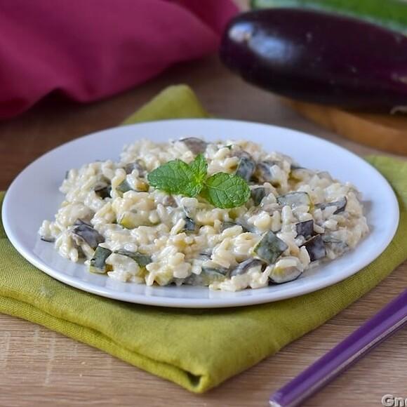 Risotto melanzane e zucchine: l’idea per la cena pronta in meno di mezz’ora