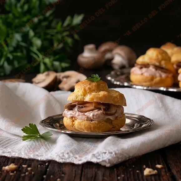Bignè salati con crema di formaggi e funghi champignon