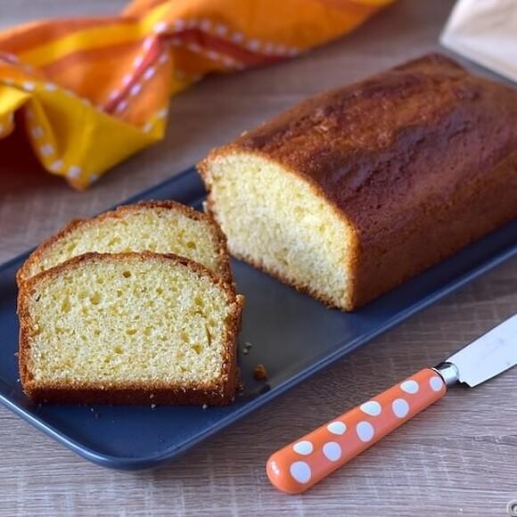 Plumcake allo yogurt soffice senza burro, si prepara in 5 minuti e va in forno