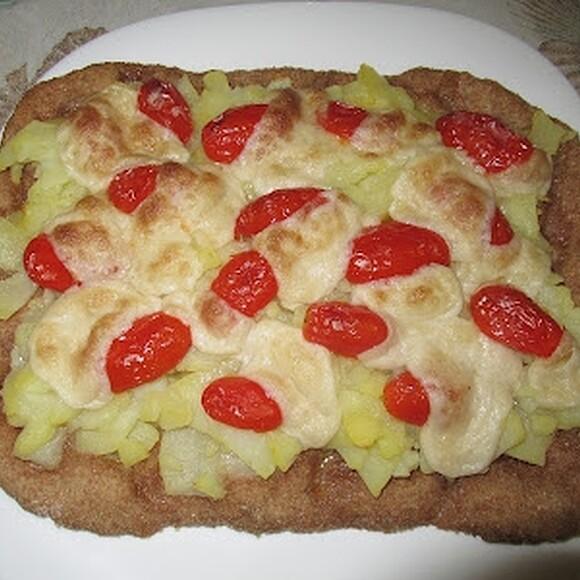 Pizza patate, formaggio e pomodorini