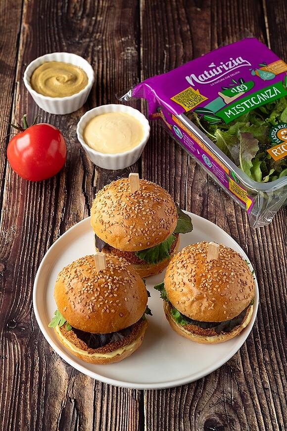 Burger di ricotta e tonno con pomodori e misticanza