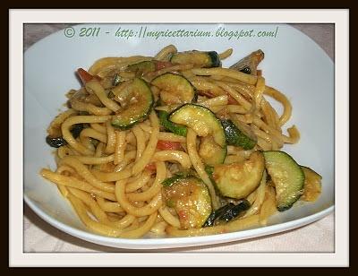 Pasta con zucchine, alici piccanti e pomodorini