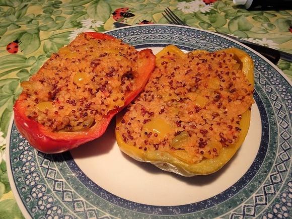 Peperoni ripieni con burghul, quinoa e lenticchie